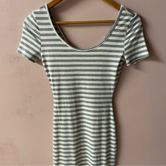 Charlotte Russe NWT Light Gray & Cream Striped Bodycon Midi Dress Size S - Picture 4 of 12
